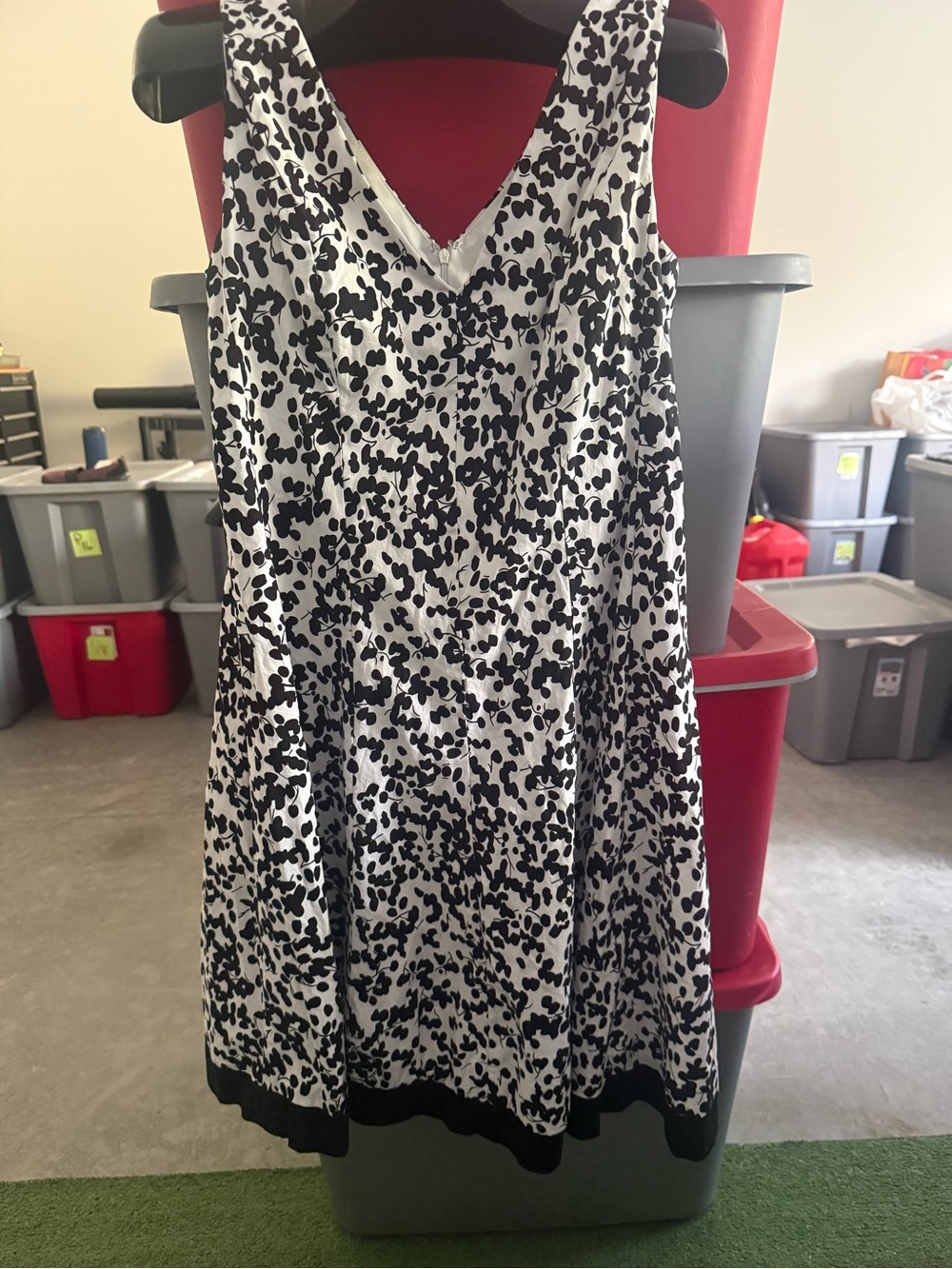 Black and White V-Neck Sleeveless Fit-and-Flare Dress p41